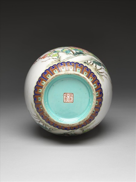 「慎德堂」款粉彩牡丹紋瓶