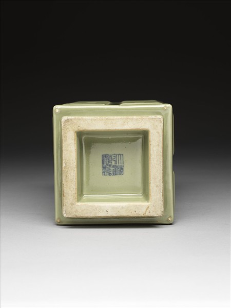 仿龍泉釉八卦紋琮式瓶