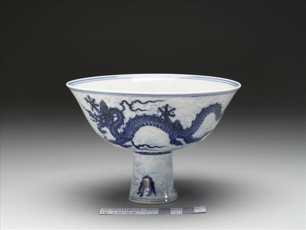 青花波濤雙龍紋高足碗