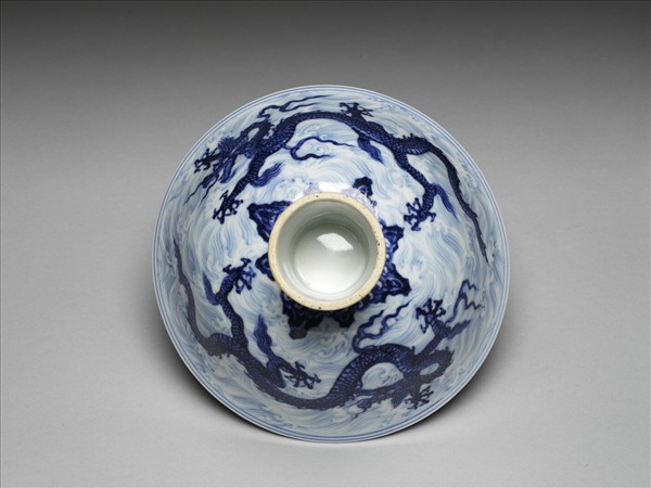 青花波濤雙龍紋高足碗