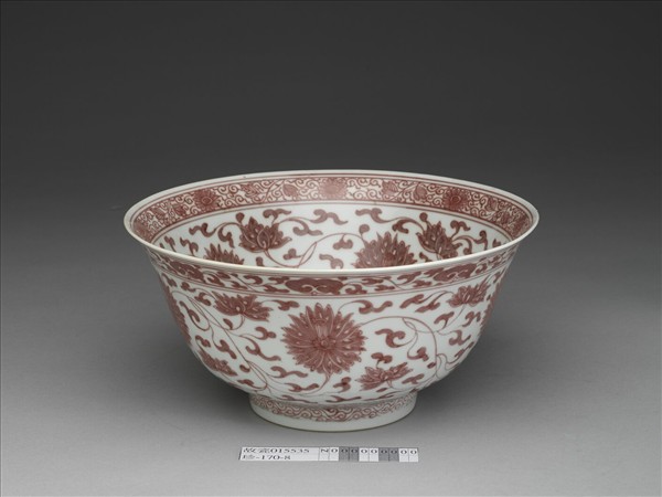 釉裡紅轉枝番蓮紋碗