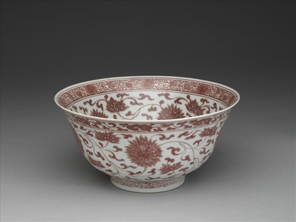 釉裡紅轉枝番蓮紋碗