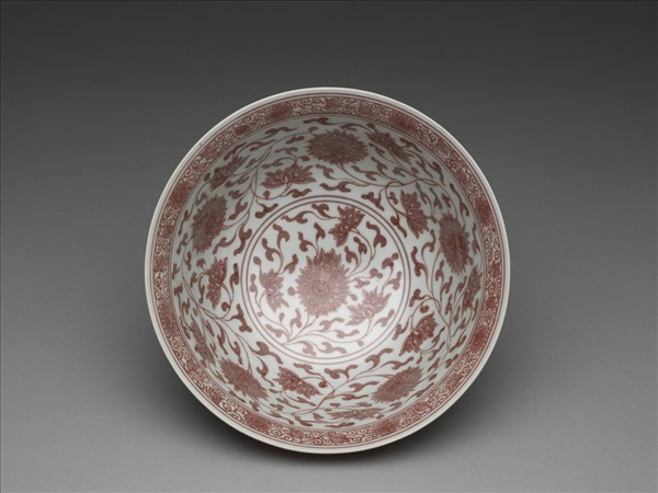 釉裡紅轉枝番蓮紋碗