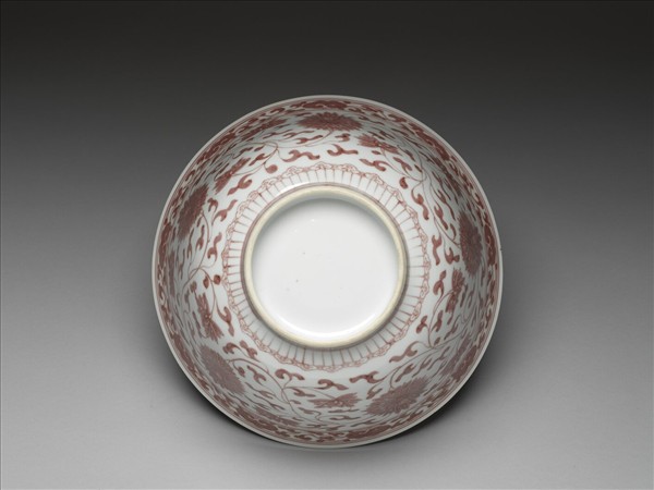 釉裡紅轉枝番蓮紋碗