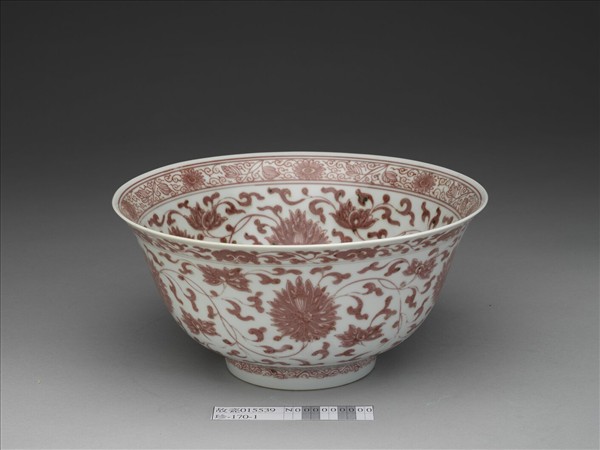 釉裡紅轉枝番蓮紋碗