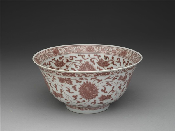 釉裡紅轉枝番蓮紋碗
