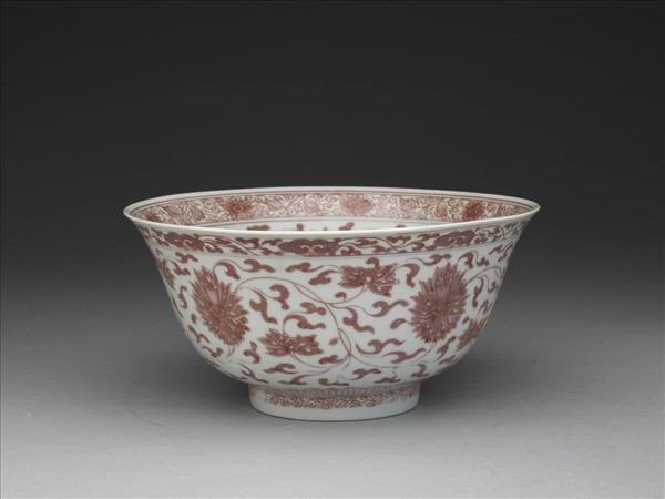 釉裡紅轉枝番蓮紋碗