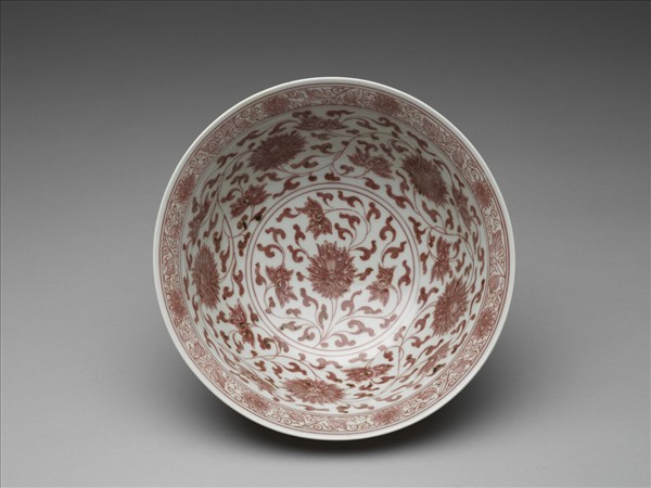 釉裡紅轉枝番蓮紋碗