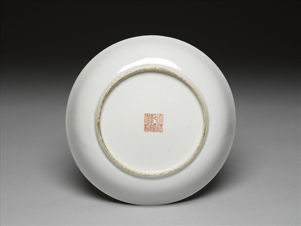 白地紅彩龍紋盤