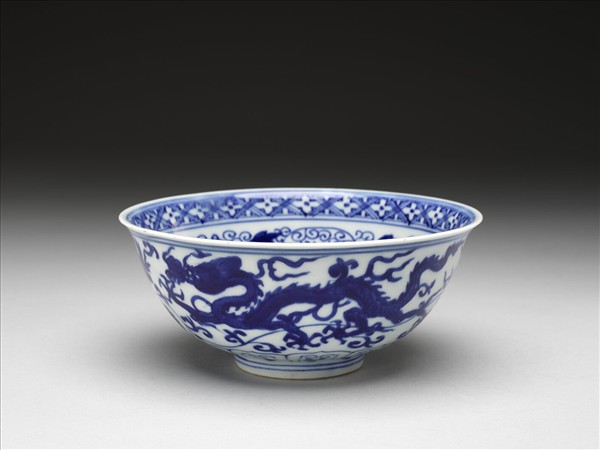 青花蓮花龍紋碗