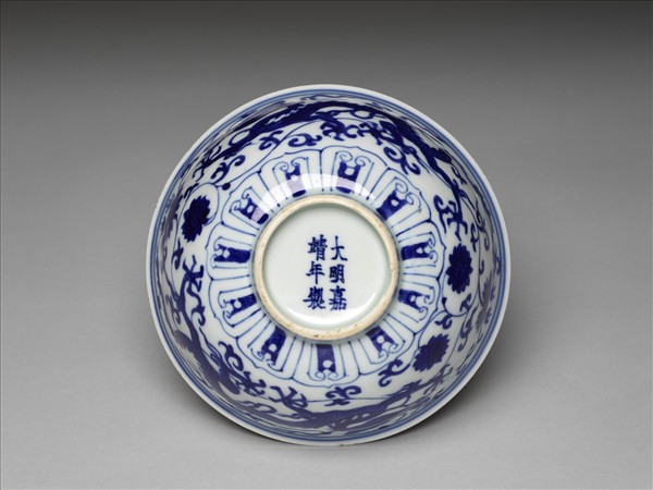 青花蓮花龍紋碗