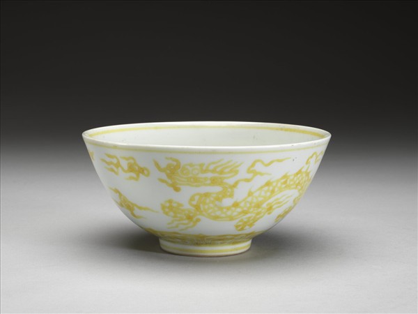 白瓷黃彩雲龍紋碗