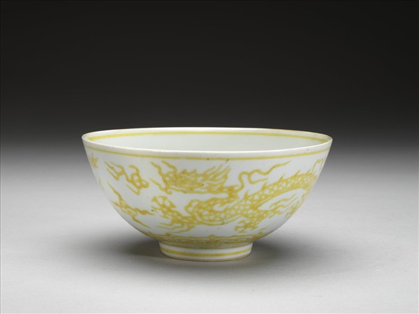白瓷黃彩雲龍紋碗