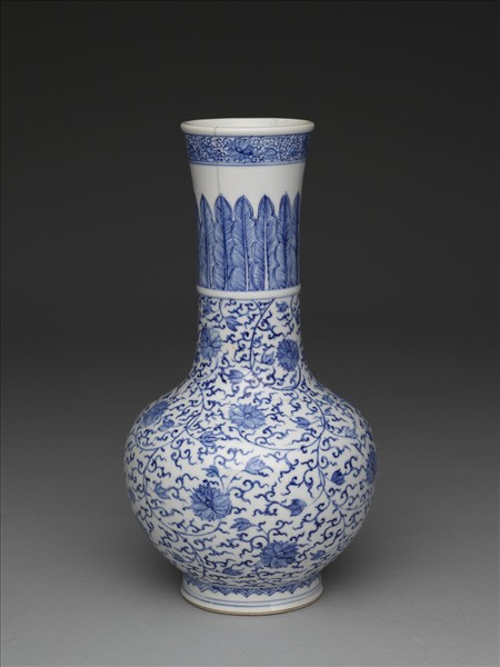 青花纏枝番蓮紋瓶