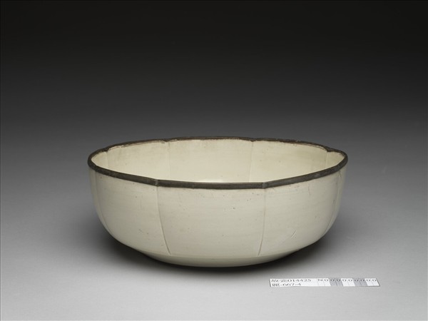 定窯 白瓷劃花魚紋牡丹花式洗