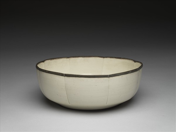 定窯 白瓷劃花魚紋牡丹花式洗