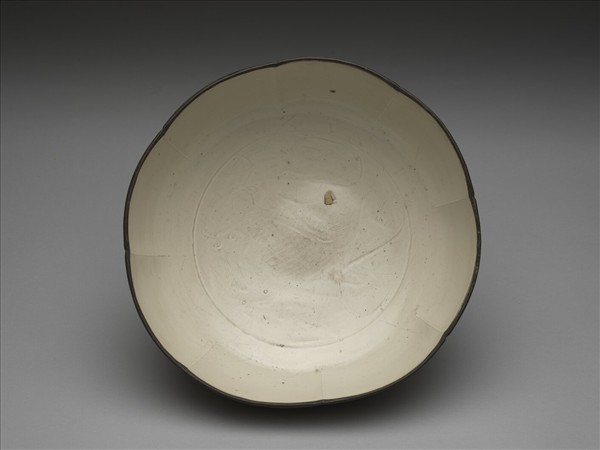 定窯 白瓷劃花魚紋牡丹花式洗