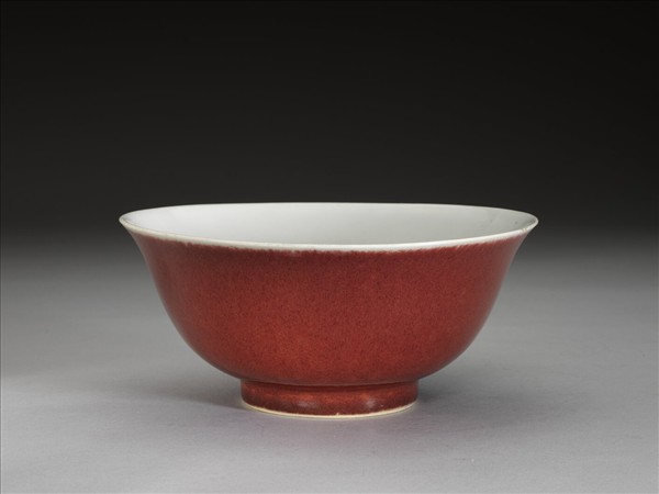 寶石紅白裡印花雙龍紋碗