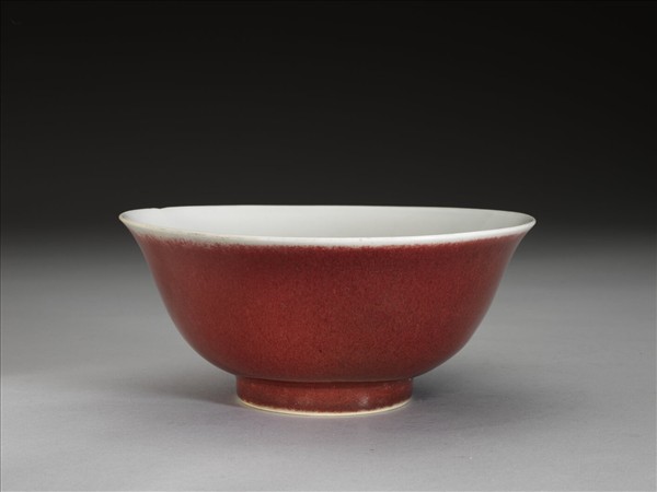 寶石紅白裡印花雙龍紋碗