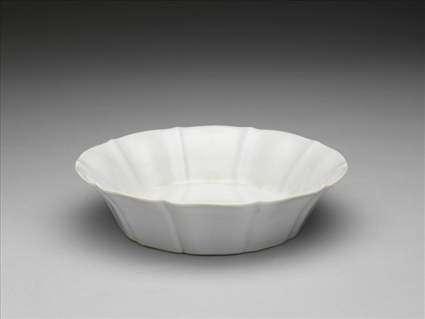 甜白釉牡丹花式洗