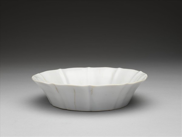 甜白釉牡丹花式洗