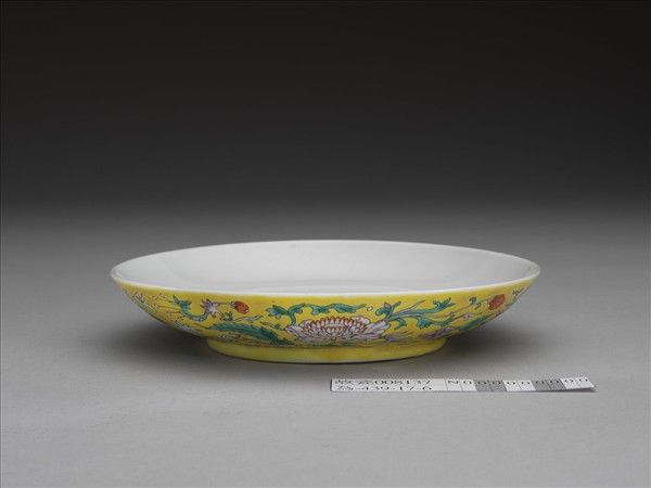 粉彩黃地花卉紋盤