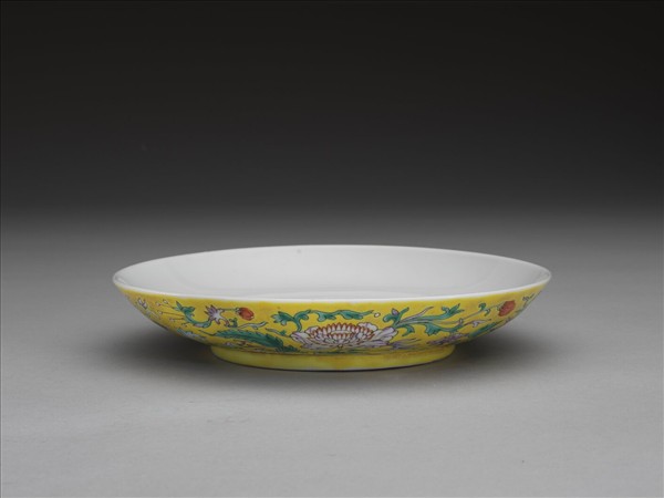 粉彩黃地花卉紋盤