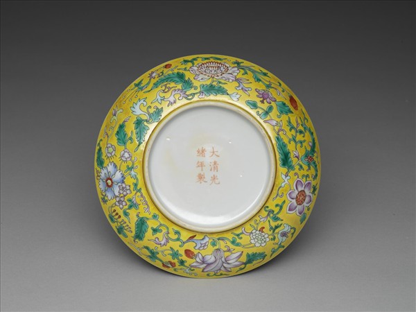 粉彩黃地花卉紋盤