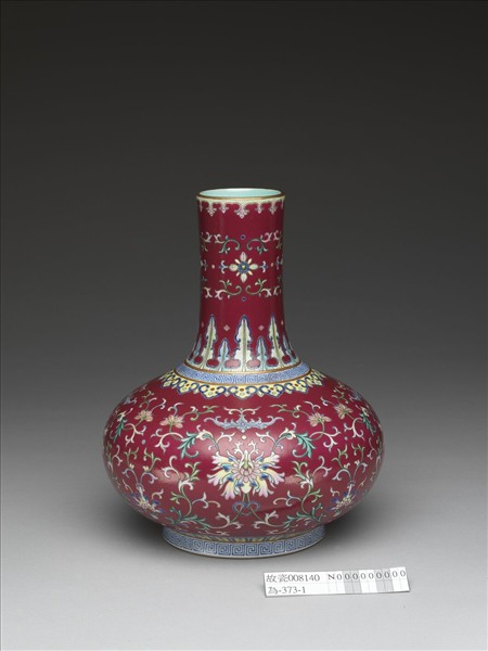 粉彩紫紅地番蓮紋瓶