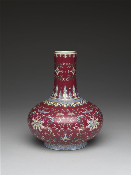 粉彩紫紅地番蓮紋瓶