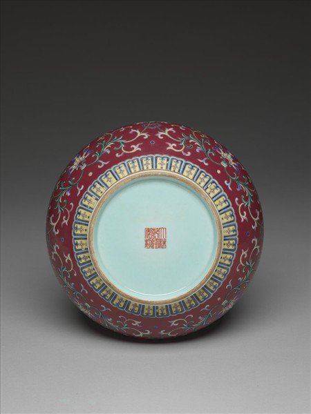 粉彩紫紅地番蓮紋瓶