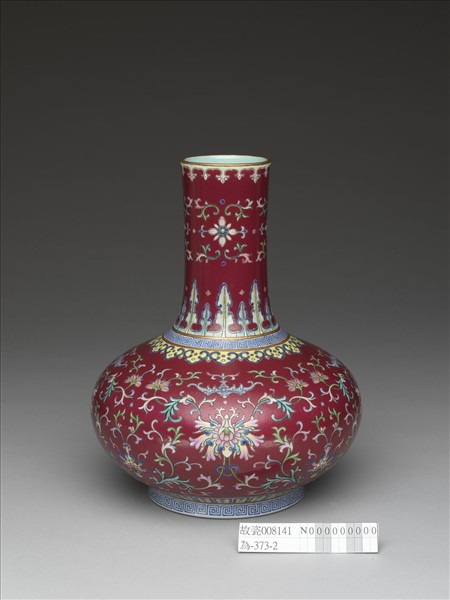 粉彩紫紅地番蓮紋瓶