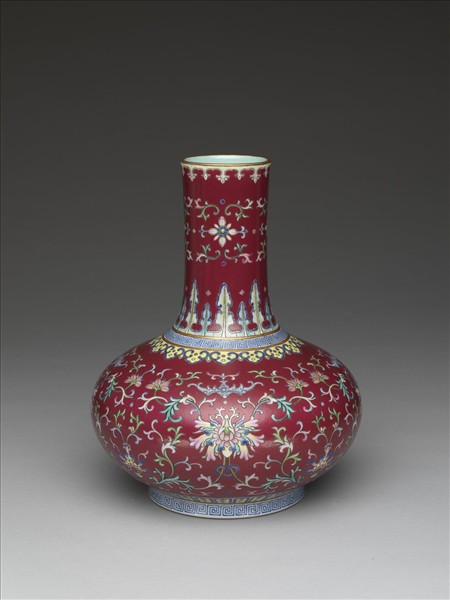 粉彩紫紅地番蓮紋瓶