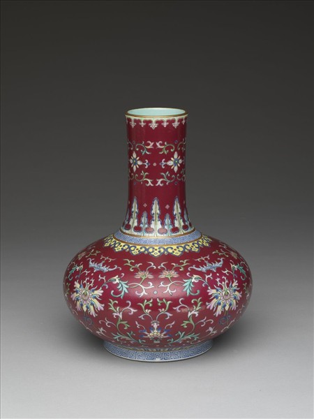 粉彩紫紅地番蓮紋瓶