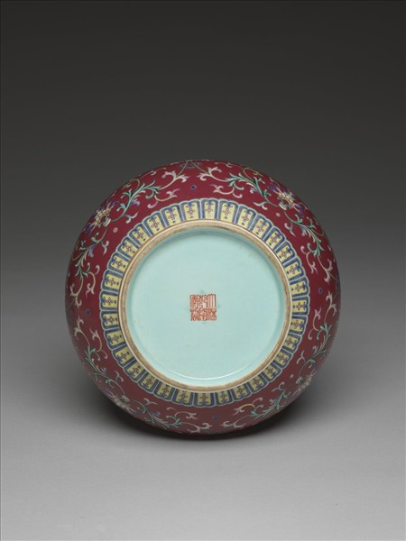 粉彩紫紅地番蓮紋瓶