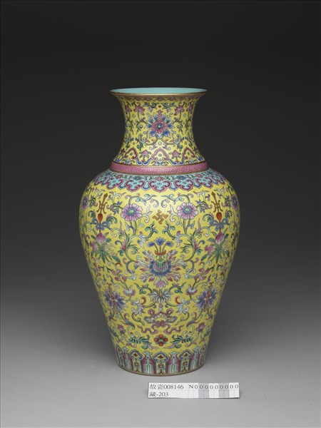 粉彩黃地花卉紋瓶