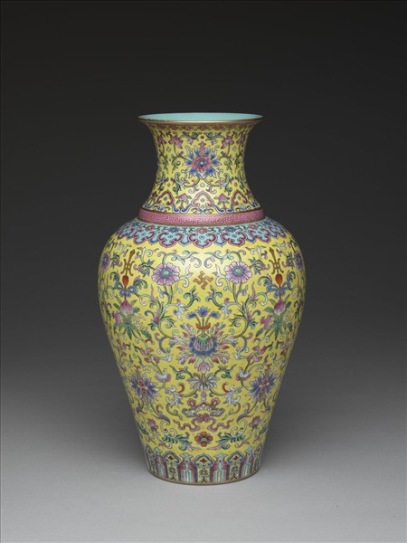 粉彩黃地花卉紋瓶