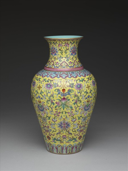 粉彩黃地花卉紋瓶