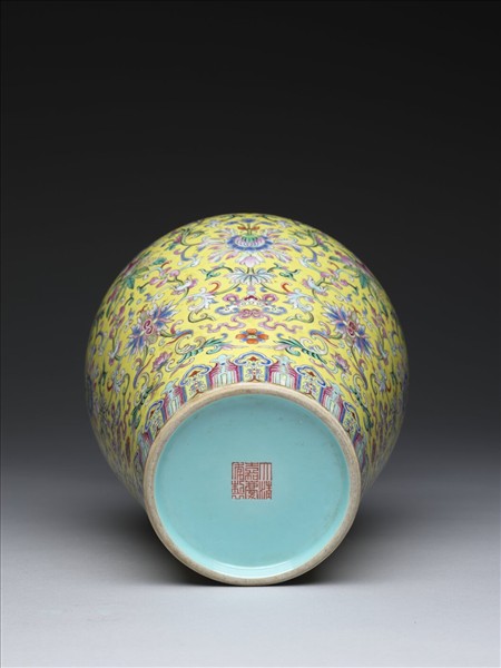 粉彩黃地花卉紋瓶