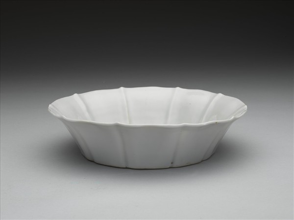 甜白釉牡丹花式洗