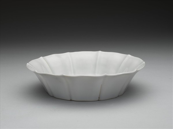 甜白釉牡丹花式洗