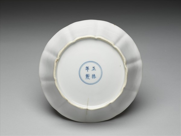 甜白釉牡丹花式洗