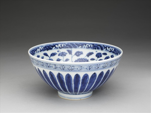 青花蓮瓣花卉紋大蓮子碗