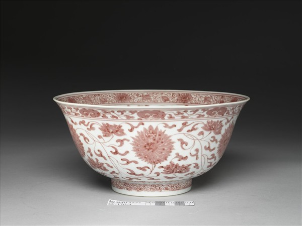 釉裡紅轉枝番蓮紋碗