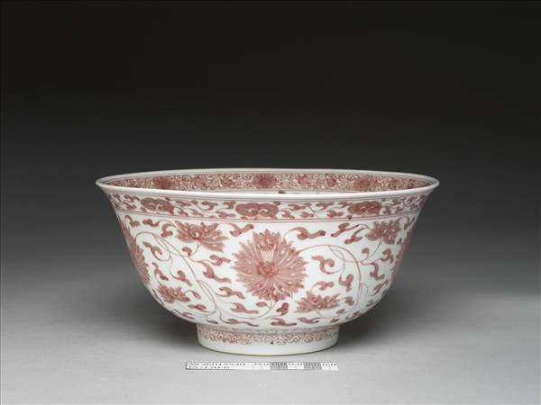 釉裡紅轉枝番蓮紋碗