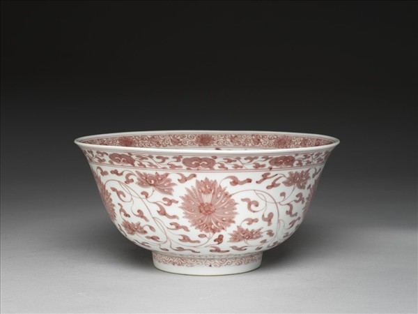 釉裡紅轉枝番蓮紋碗