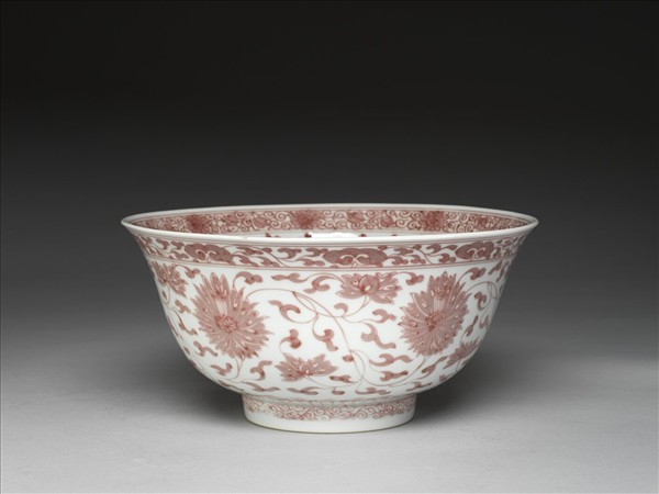 釉裡紅轉枝番蓮紋碗