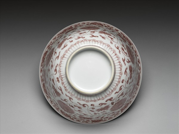 釉裡紅轉枝番蓮紋碗