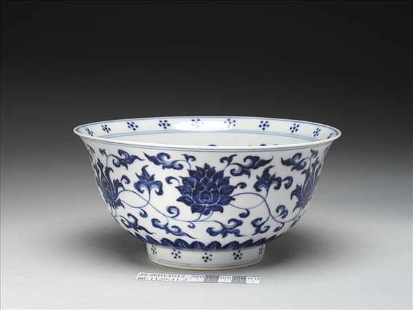 青花番蓮碗
