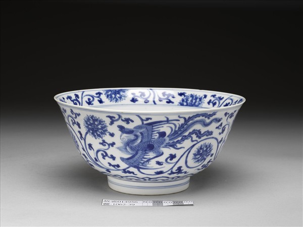 青花纏枝番蓮鳳凰碗